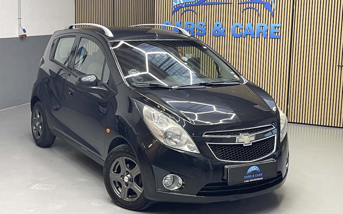 Sort Chevrolet Spark set skråt forfra, hos Cars & Care i Slagelse