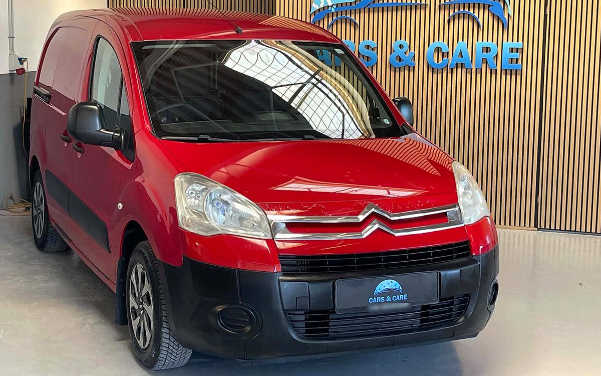 Rød Citroën Berlingo varebil set skråt forfra, hos Cars & Care i Slagelse