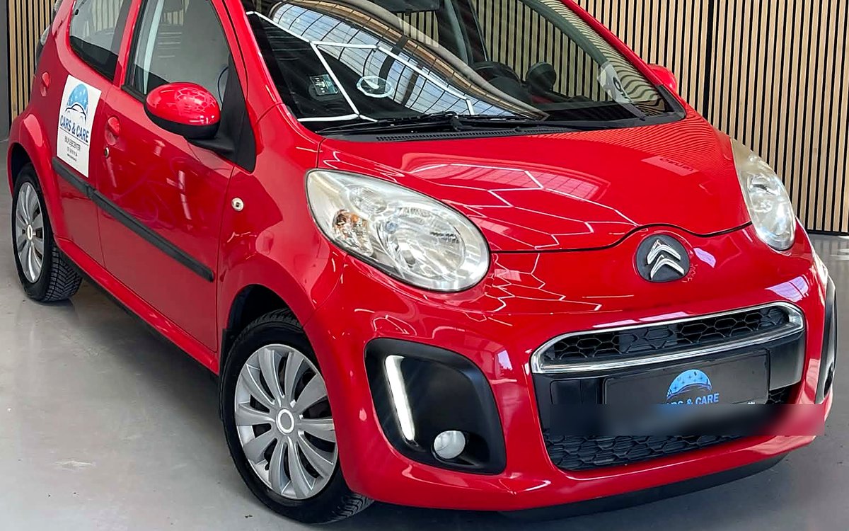 Rød Citroën C1 set skråt forfra, hos Cars & Care i Slagelse