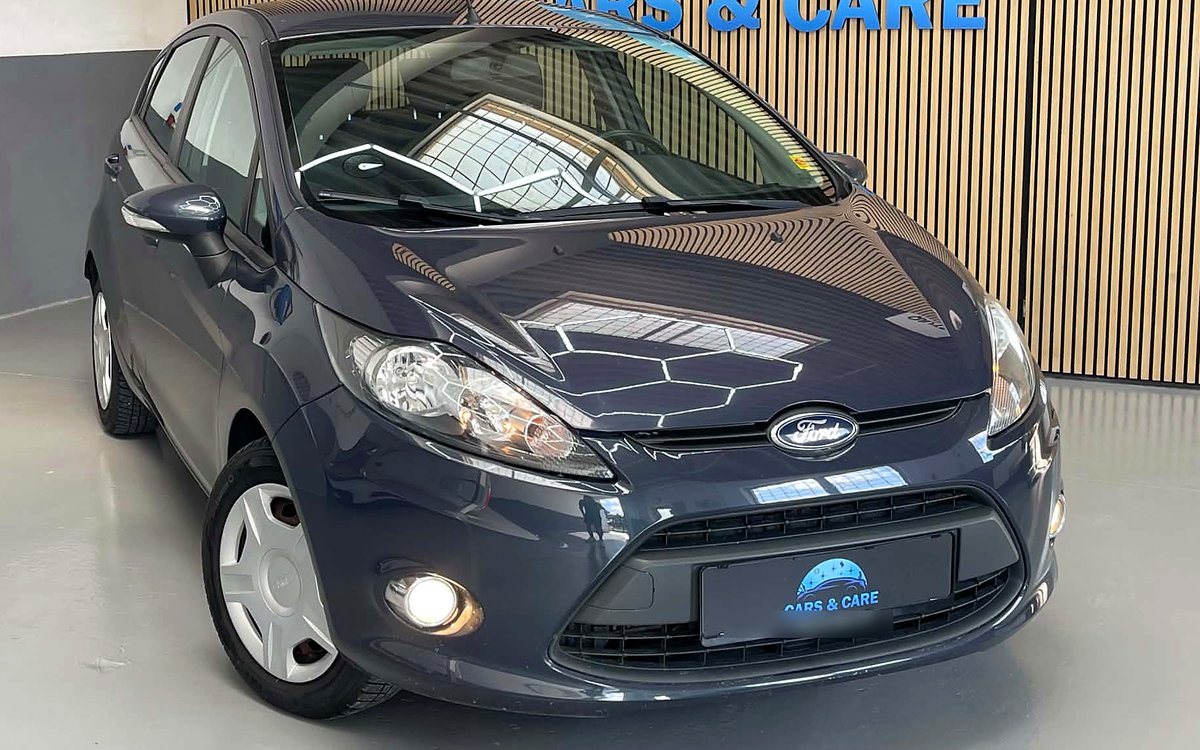 Grå Ford Fiesta set skråt forfra, hos Cars & Care i Slagelse