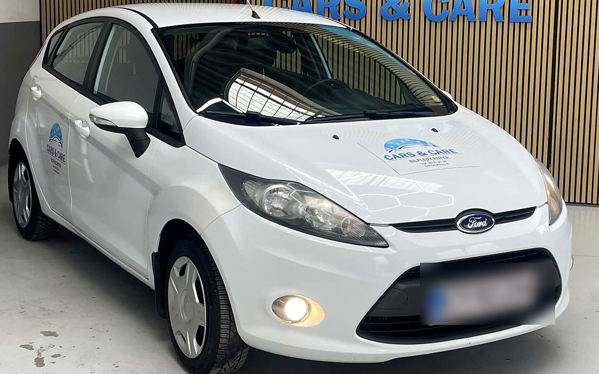 Hvid Ford Fiesta set skråt forfra, hos Cars & Care i Slagelse