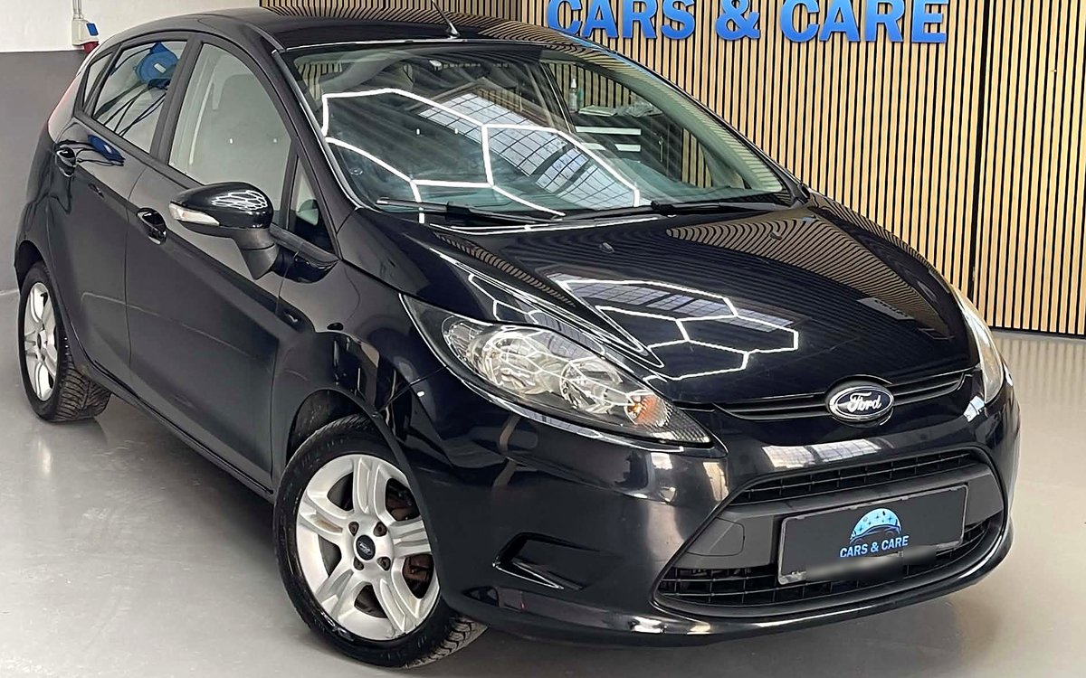 Sort Ford Fiesta set skråt forfra, hos Cars & Care i Slagelse