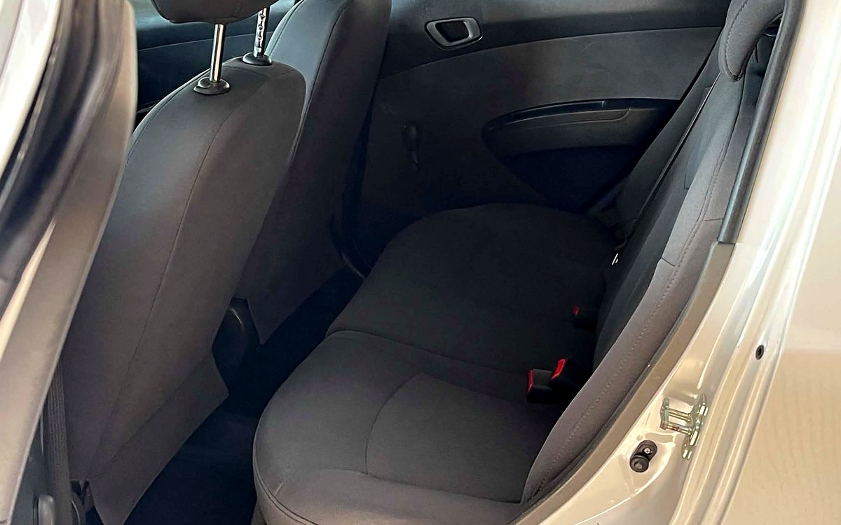Bagsædet i den hvide Chevrolet Spark