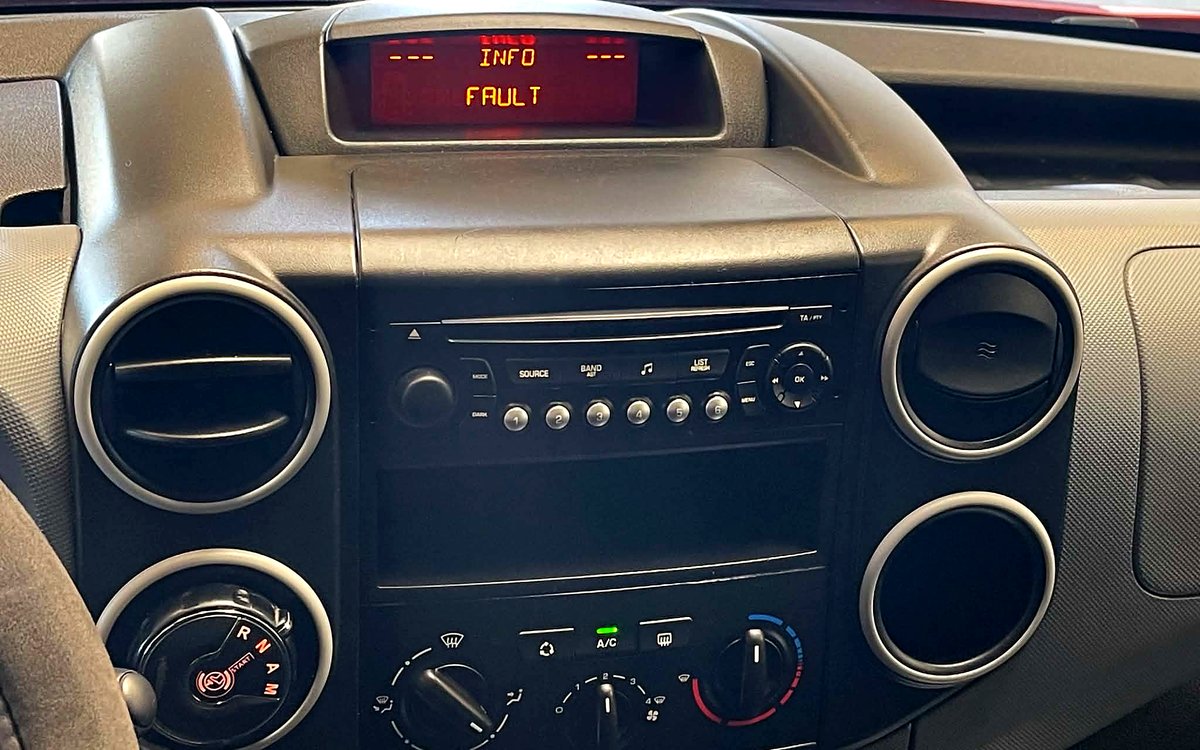 Radio, aircondition og drejeknappen til automatgearet i den røde Citroën Berlingo