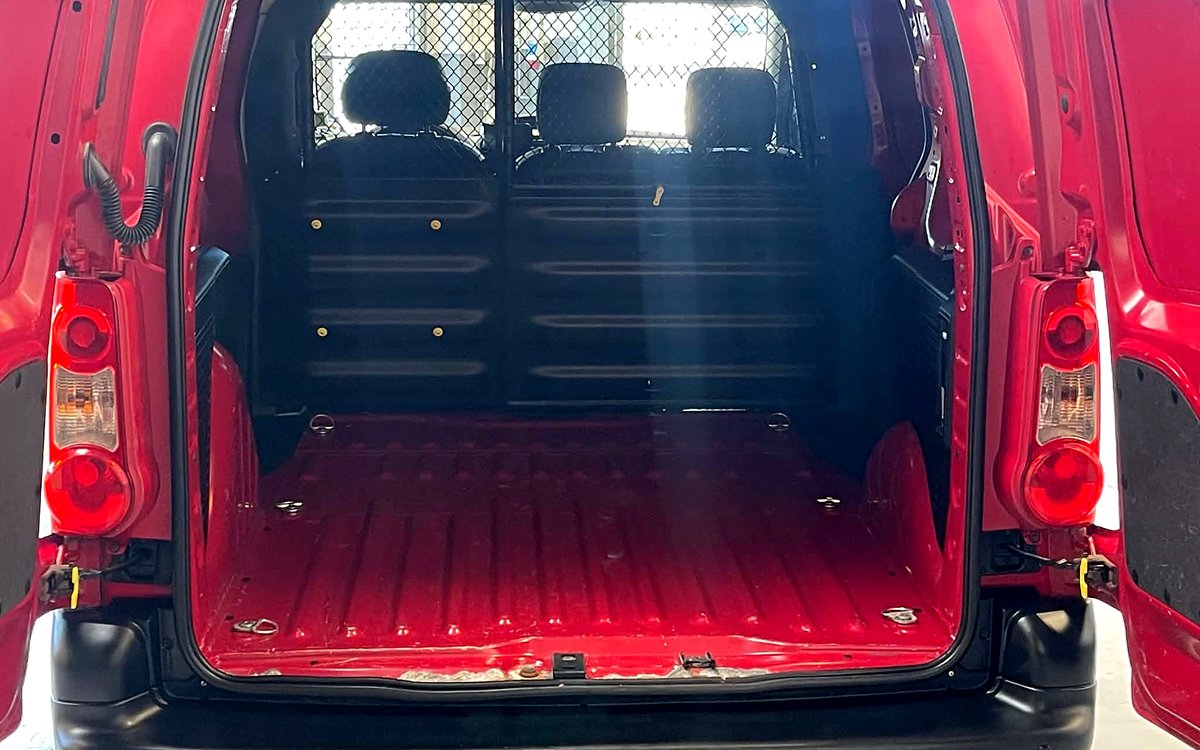 Varerummet i den røde Citroën Berlingo med skillevæg og anhængertræk