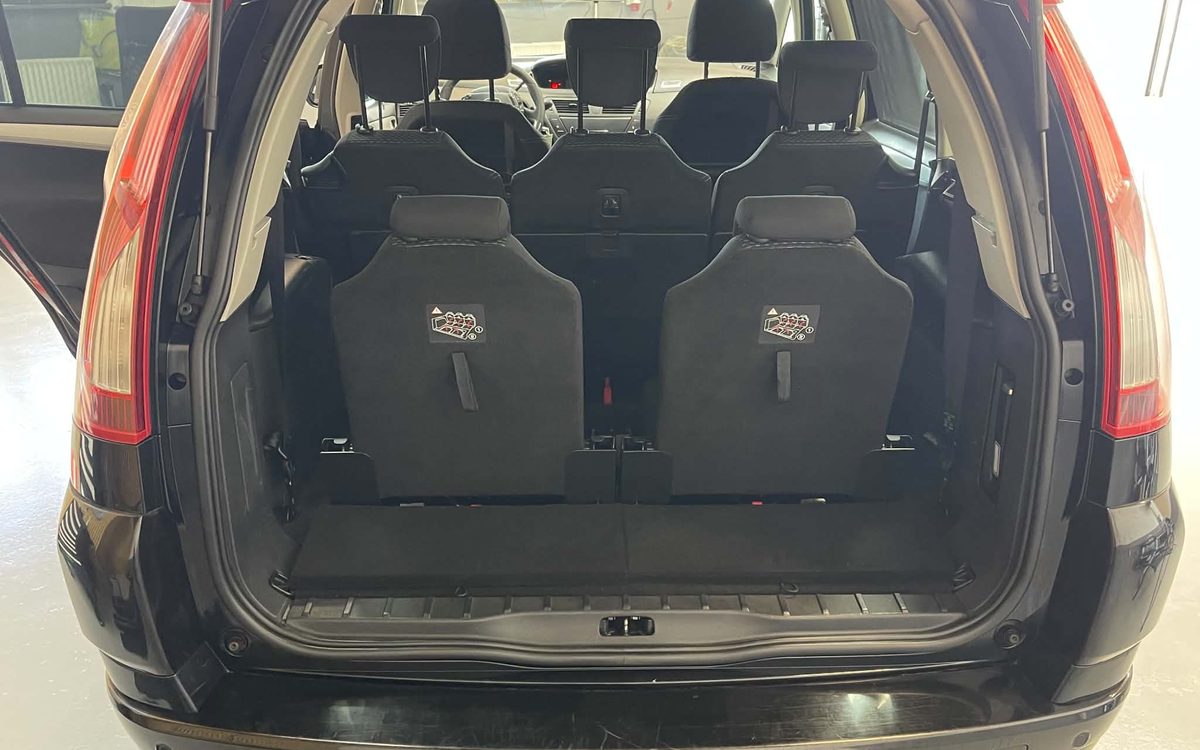 Bagagerummet i den sorte Citroën C4 Grand Picasso med de to ekstra sæder slået op