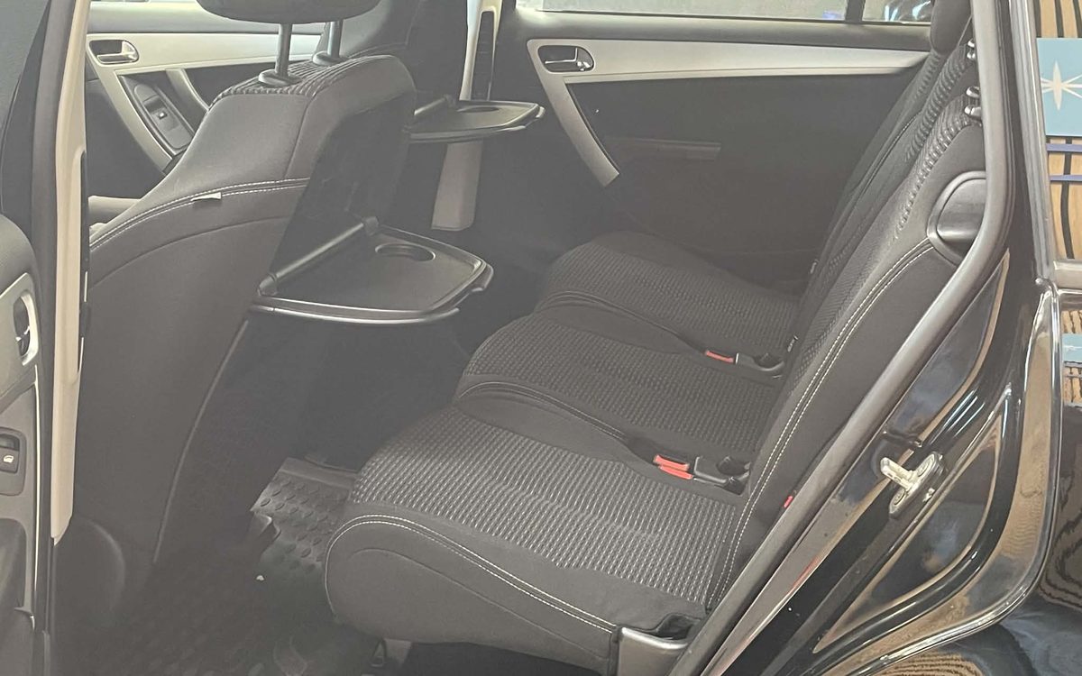 Bagsædet i den sorte Citroën C4 Grand Picasso med klapborde bag forsæderne