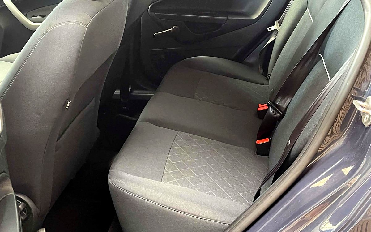 Bagsædet i den grå Ford Fiesta