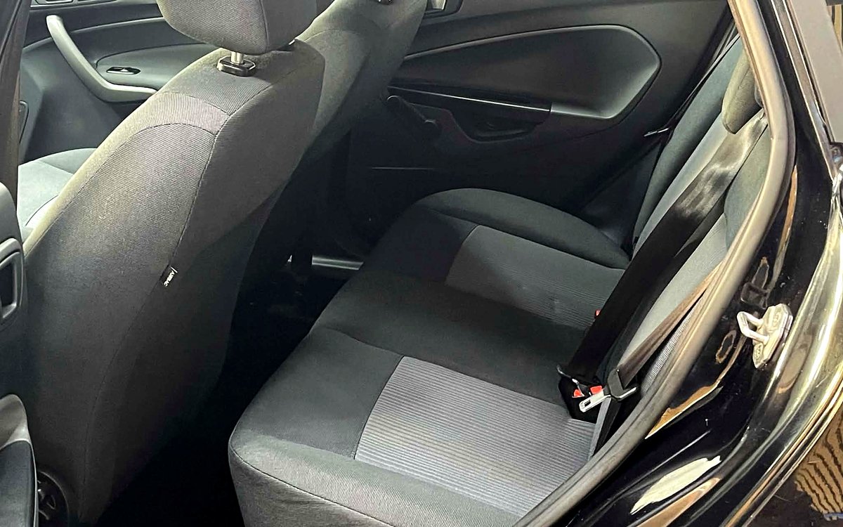 Bagsædet i den sorte Ford Fiesta