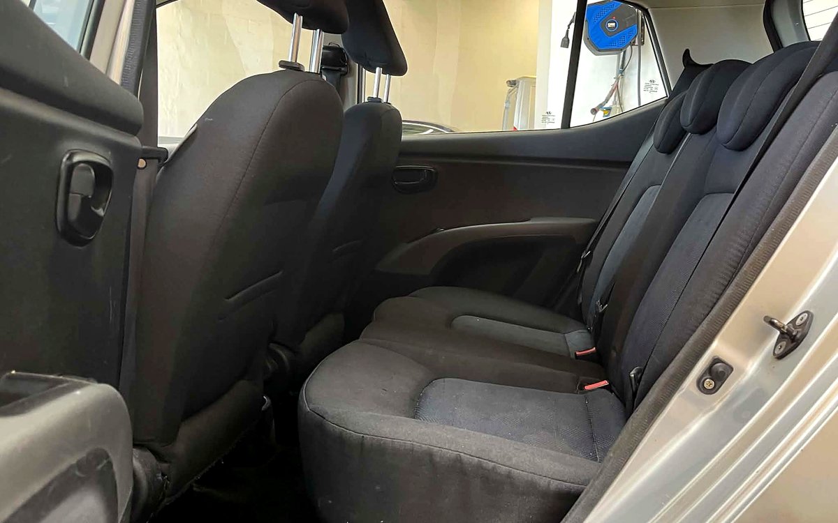 Bagsædet i den sølvfarvede Hyundai i10