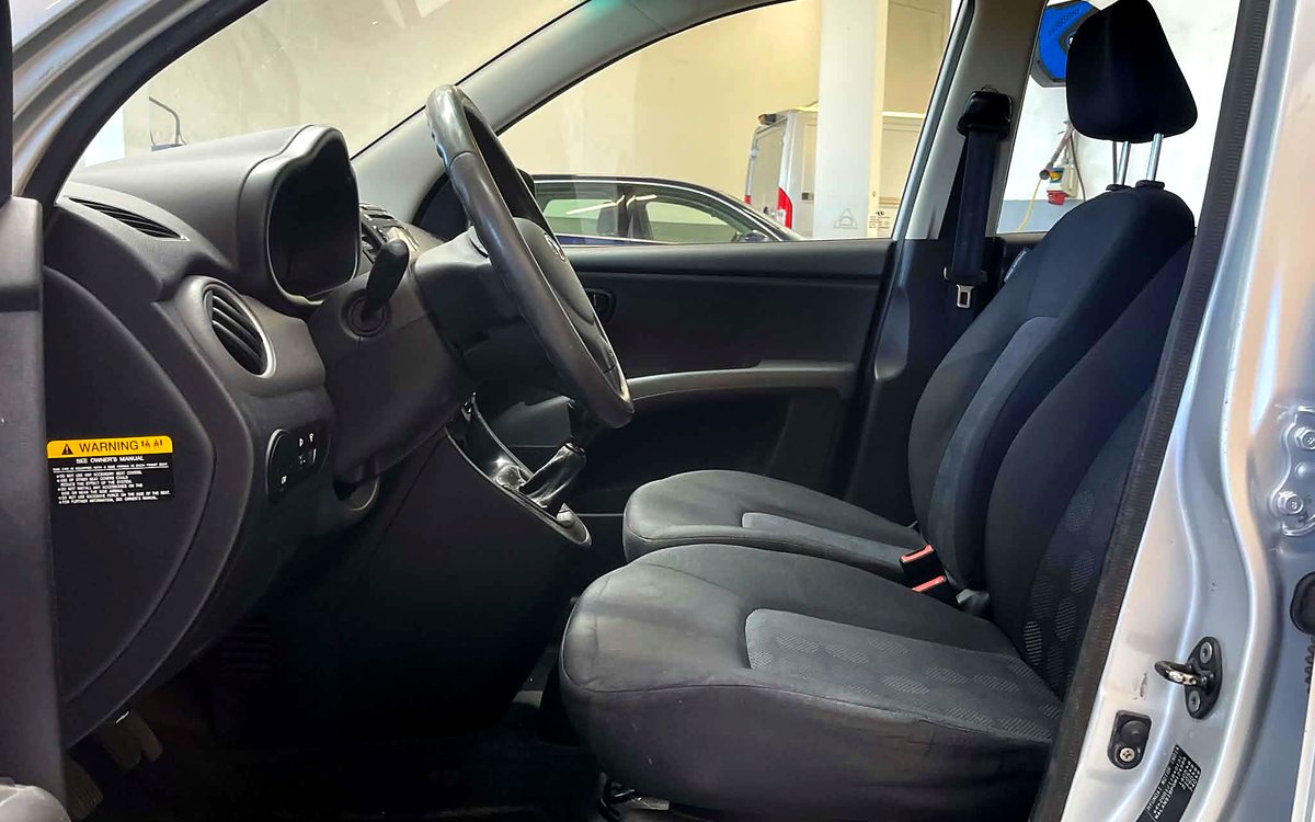 Førerpladsen i den sølvfarvede Hyundai i10 med stofsæder