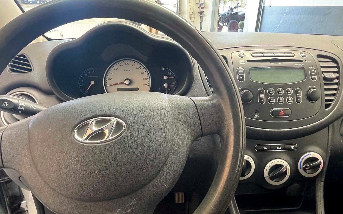 Instrumentbrættet i den sølvfarvede Hyundai i10 med rat og radio