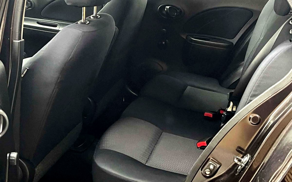 Bagsædet i den sorte Nissan Micra