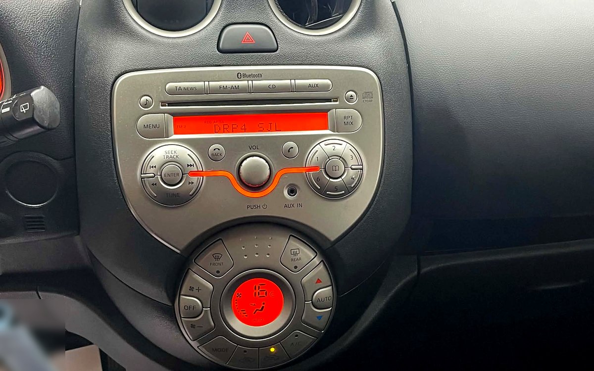 Radio med Bluetooth, CD og AUX og det automatiske klimaanlæg i den sorte Nissan Micra