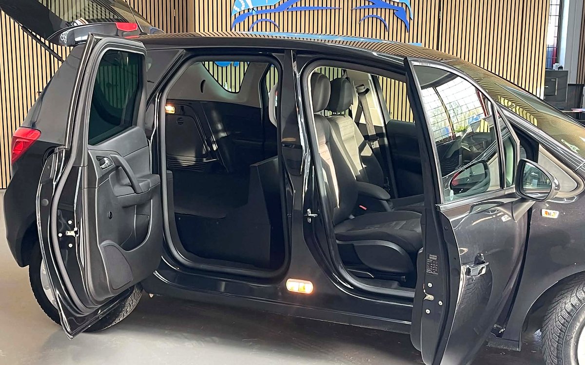 Den sorte Opel Meriva fra siden med alle døre åbne
