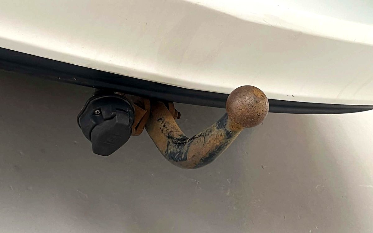 Anhængertrækket på den hvide Opel Zafira