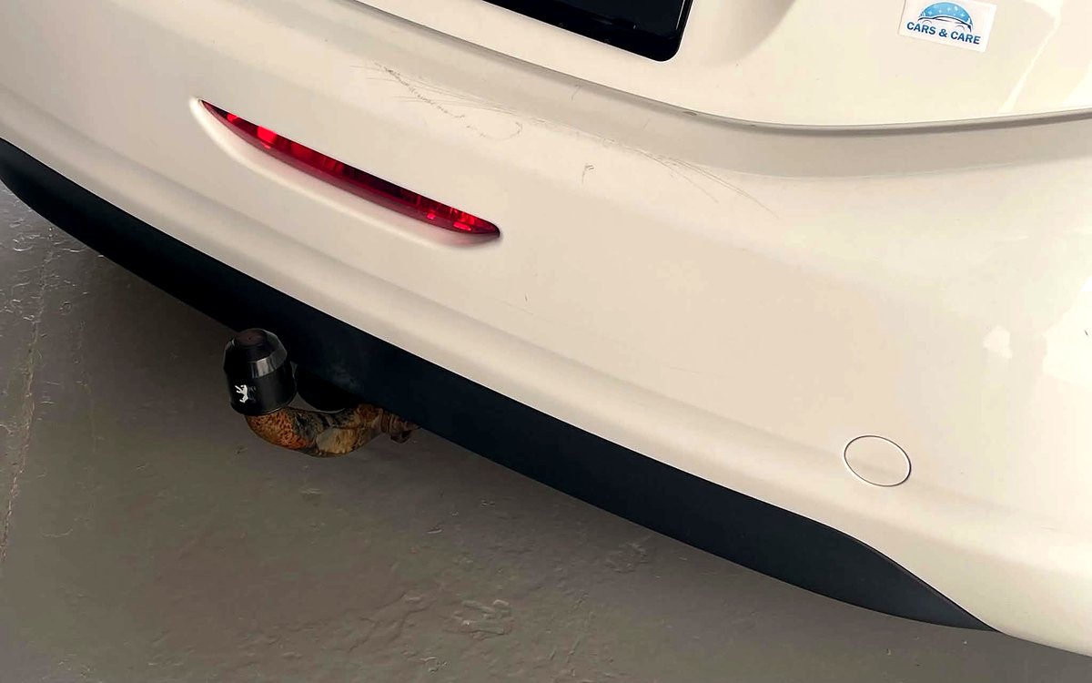 Bagenden af den hvide Peugeot 208 med anhængertræk
