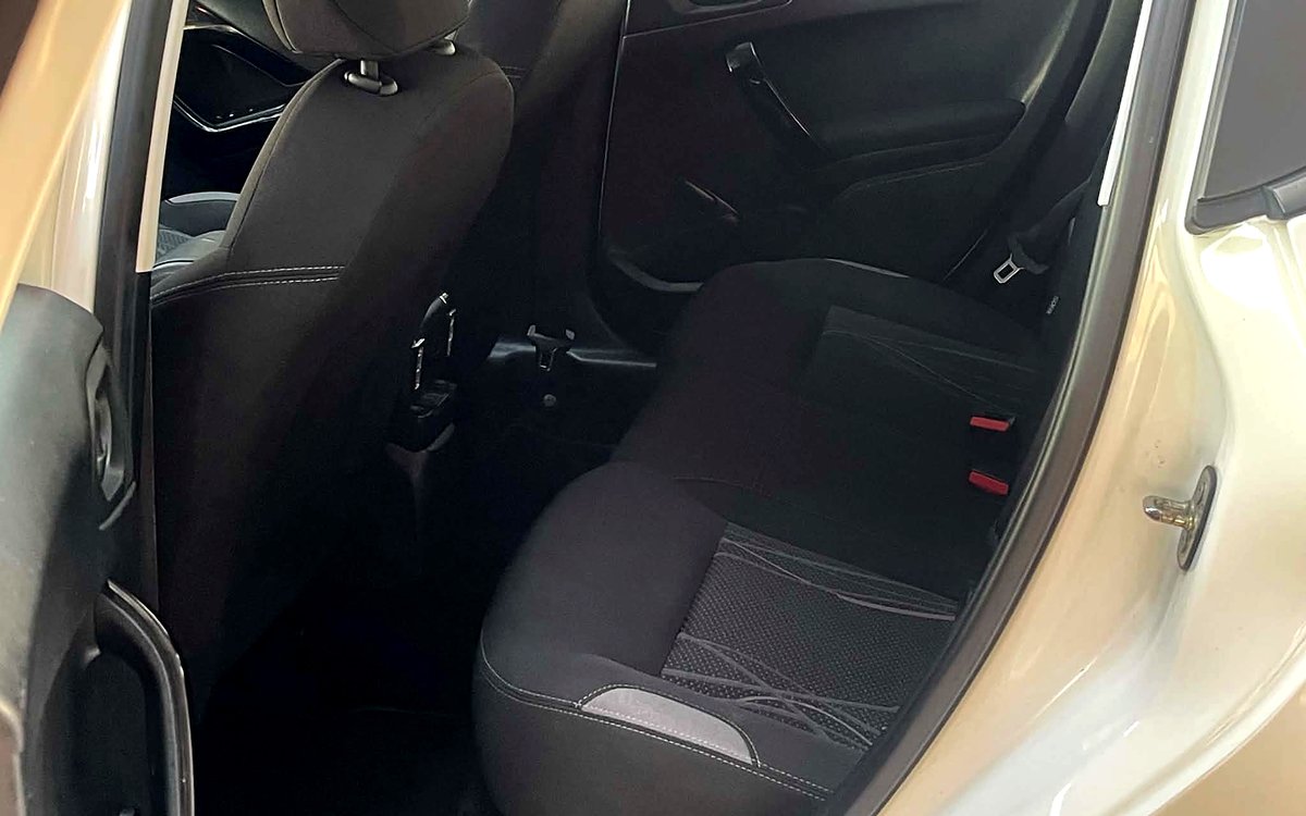 Bagsædet i den hvide Peugeot 208
