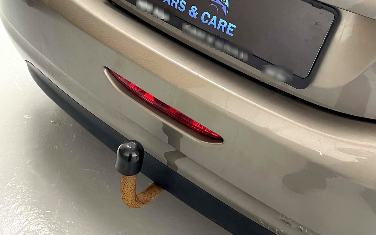 Bagenden af den beige Peugeot 208 med anhængertræk