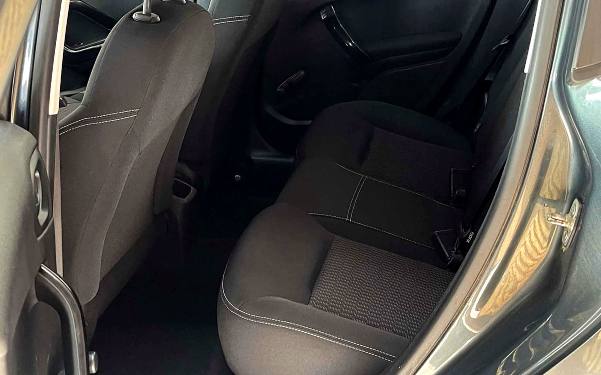 Bagsædet i den mørkegrå Peugeot 208 med Isofix