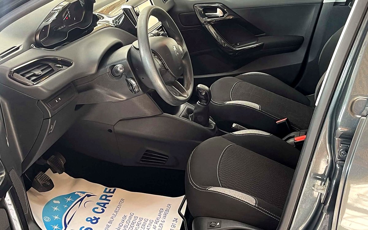 Førerpladsen i den mørkegrå Peugeot 208 med stofsæder