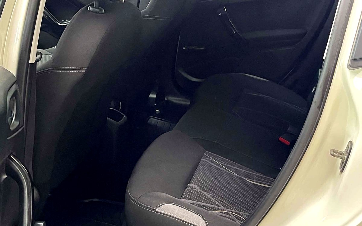 Bagsædet i den hvide Peugeot 208