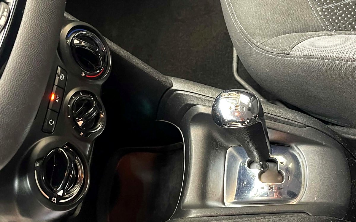 Gearvælgeren til automatgearet og betjeningen af aircondition i den hvide Peugeot 208