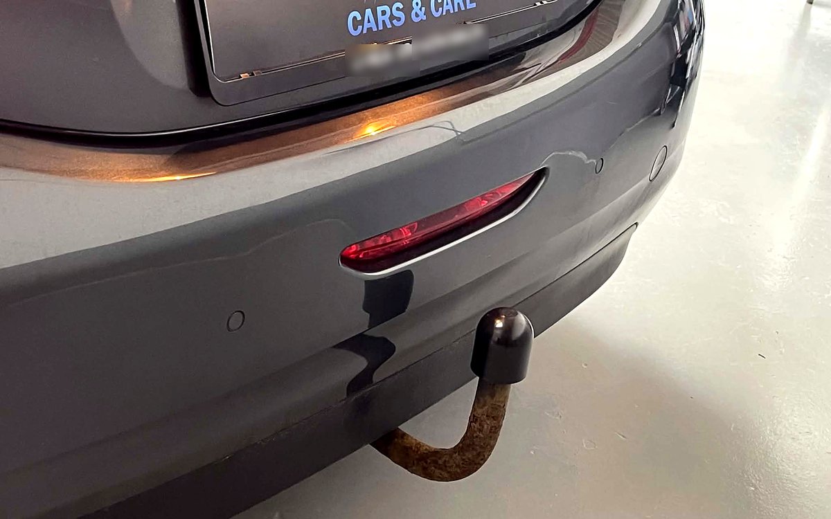 Bagenden af den grå Peugeot 208 med anhængertræk og parkeringssensorer