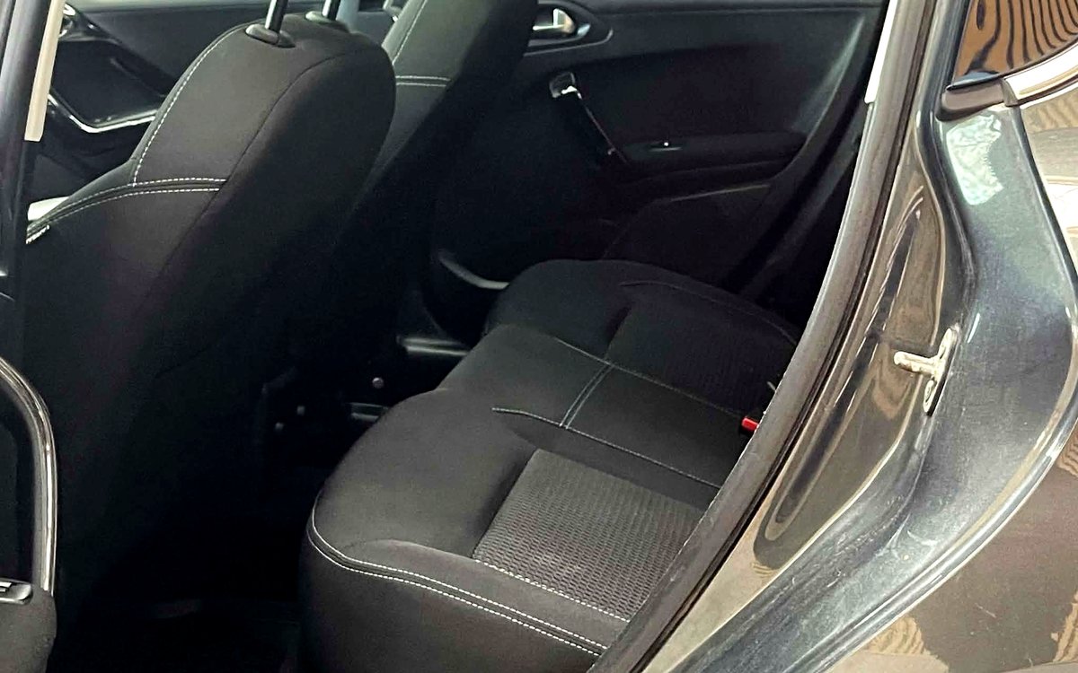 Bagsædet i den grå Peugeot 208 med stofsæder