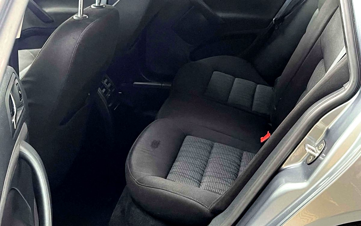 Bagsædet i den grå Škoda Octavia med stofsæder