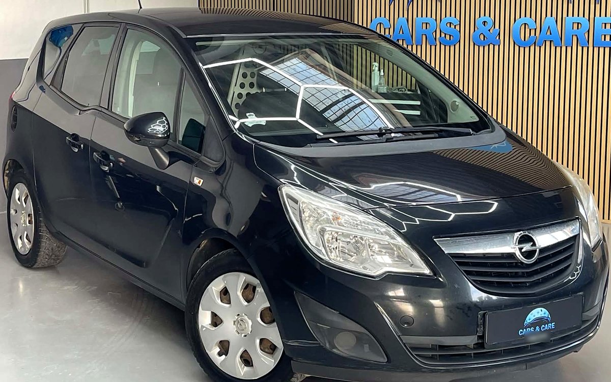 Sort Opel Meriva varebil set skråt forfra, hos Cars & Care i Slagelse