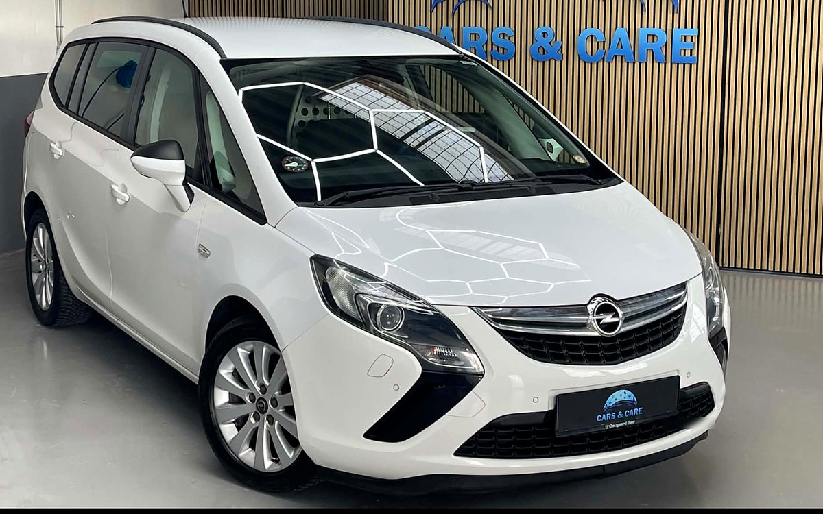 Hvid Opel Zafira varebil set skråt forfra, hos Cars & Care i Slagelse