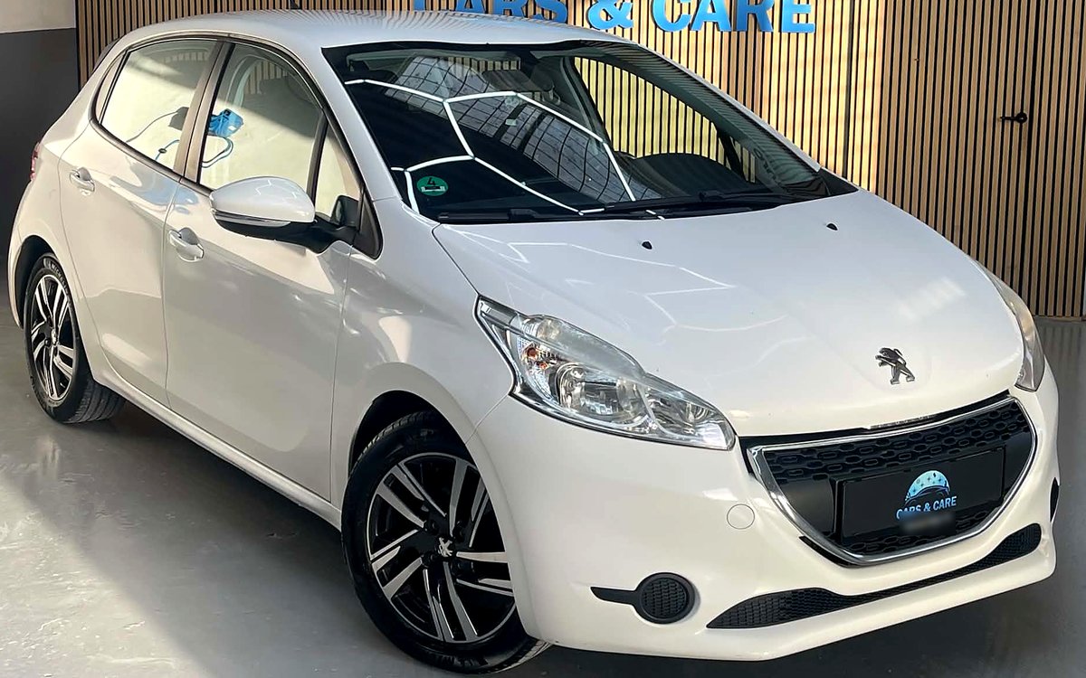 Hvid Peugeot 208 set skråt forfra, hos Cars & Care i Slagelse