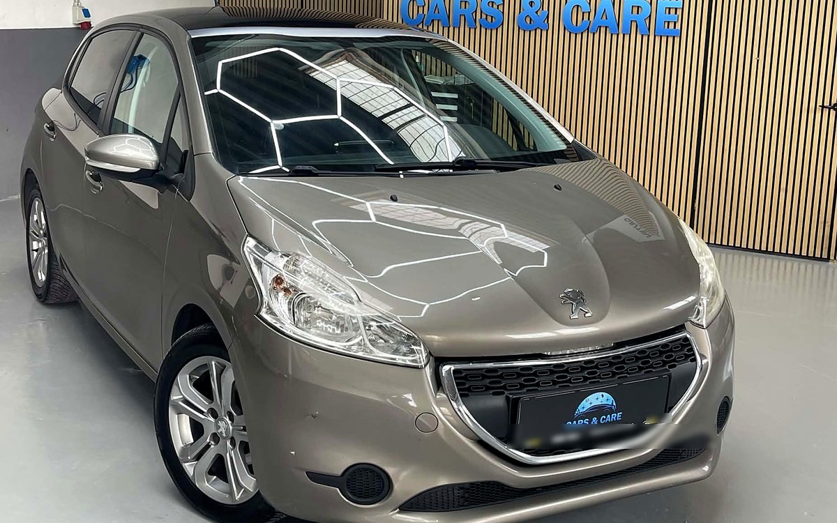 Beige Peugeot 208 set skråt forfra, hos Cars & Care i Slagelse