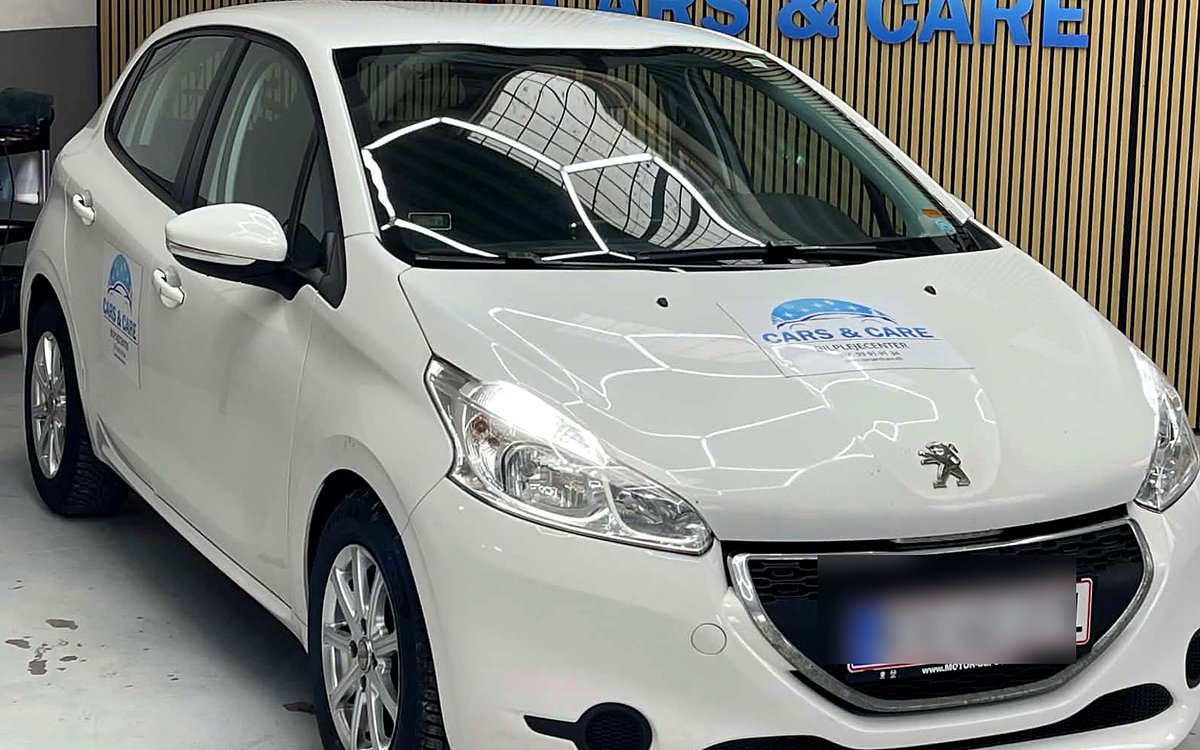 Hvid Peugeot 208 set skråt forfra, hos Cars & Care i Slagelse