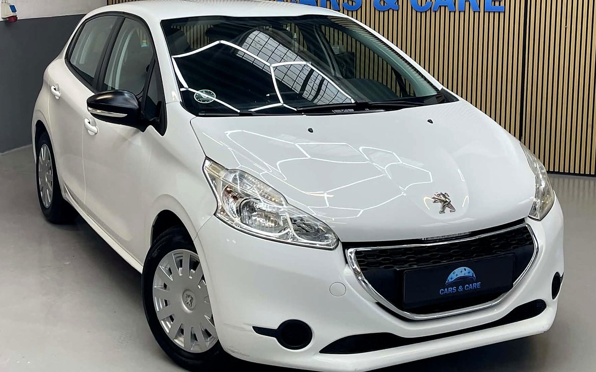 Hvid Peugeot 208 med automatgear set skråt forfra, hos Cars & Care i Slagelse