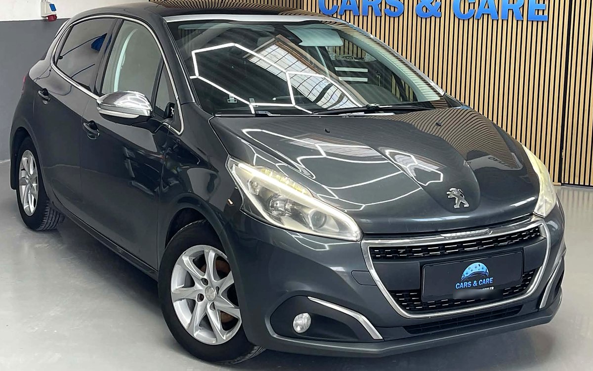 Grå Peugeot 208 set skråt forfra, hos Cars & Care i Slagelse