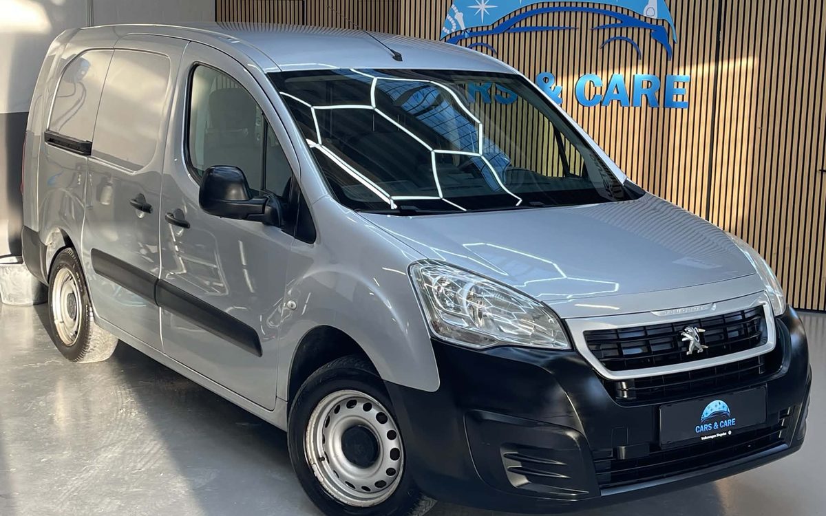 Sølvgrå Peugeot Partner L2 varebil set skråt forfra, hos Cars & Care i Slagelse