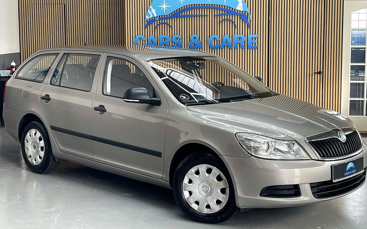 Beige Škoda Octavia stationcar set skråt forfra, hos Cars & Care i Slagelse