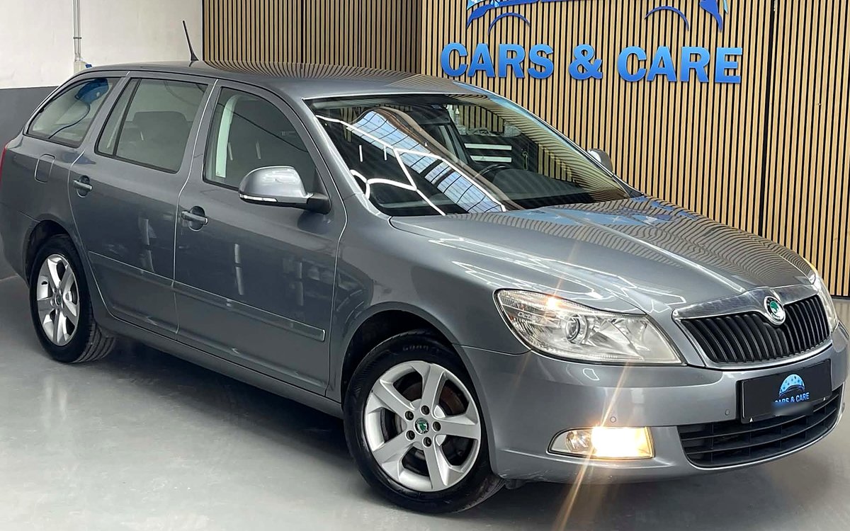 Grå Škoda Octavia stationcar set skråt forfra, hos Cars & Care i Slagelse