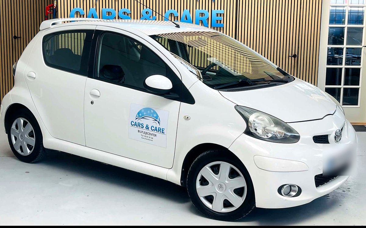 Hvid Toyota Aygo set skråt forfra, hos Cars & Care i Slagelse