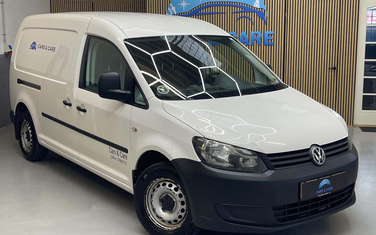Hvid VW Caddy Maxi varebil set skråt forfra, hos Cars & Care i Slagelse