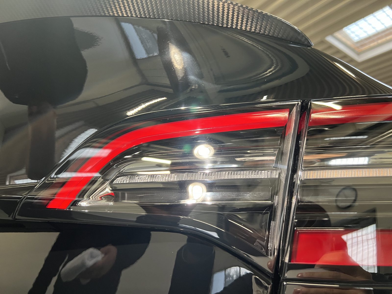 Samme Tesla-baglygte klar og blank uden synlige ridser efter polering